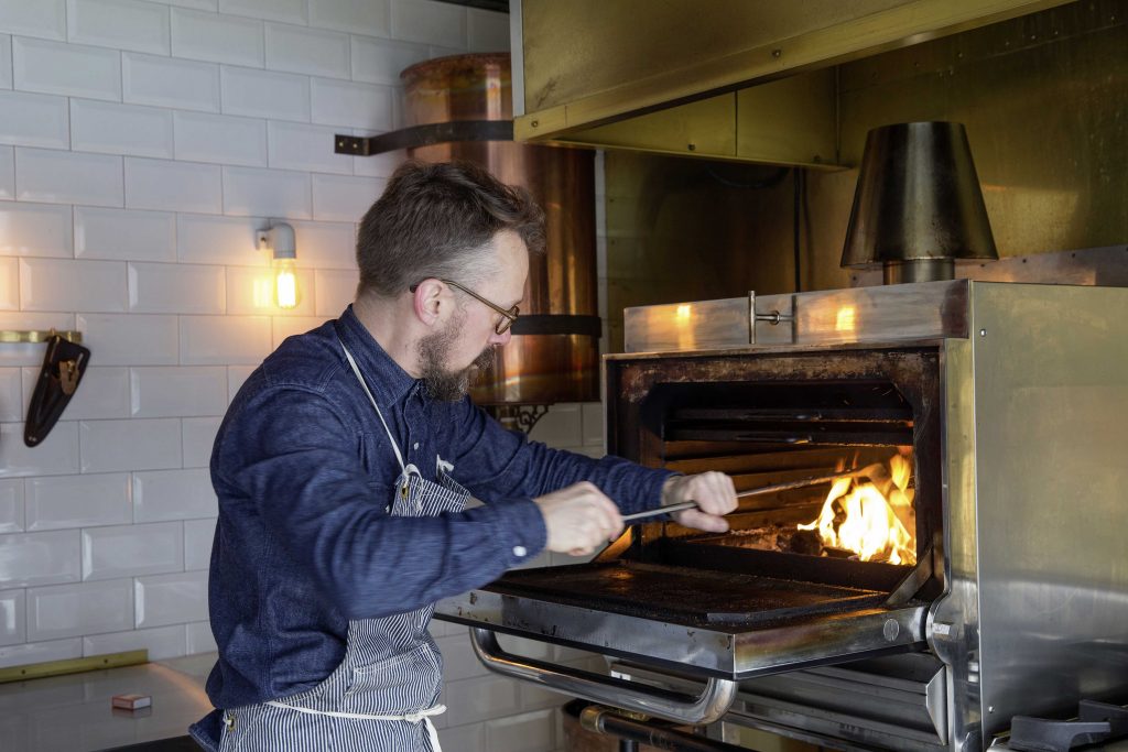 Ein 400 kg schwerer BBQ-Ofen aus Spanien ist das Herzstück des Aufbaus. Repos Spezialität sind verschiedene Burger-Kreationen.